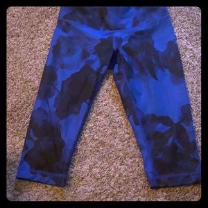 Lululemon blue and black flower spandex inseam 16”